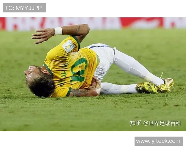 足球明星受伤瞬间再现引发热议球迷模仿场面趣味横生